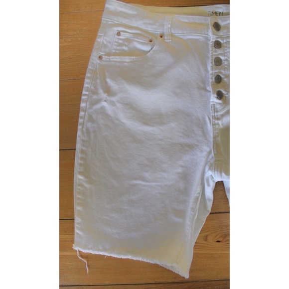 Time & Tru Plus Size 16 White High Rise Bermuda Jean Shorts Raw Hem Preowned - Picture 2 of 8